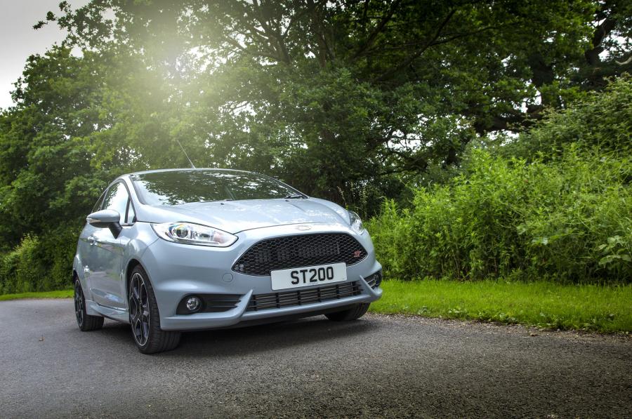  Ford Fiesta ST200 2016 года  (UK) (фото 12 из 31)